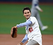 박찬호 ‘61번 반반 유니폼 입고 MLB 서울시리즈 시구’ [MK포토]