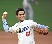 박찬호 ‘샌디에이고-다저스 반반 유니폼 입고 MLB 서울시리즈 시구’ [MK포토]