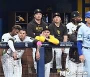 더그아웃서 MLB 개막전 지켜보는 고우석 [MK포토]