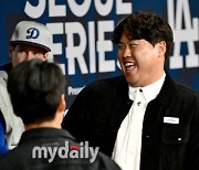 [MD포토] 류현진 '반가운 LAD'