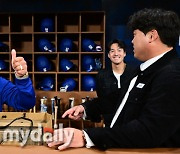 [MD포토] 로버츠 감독의 먹방 '류현진이 선물한 빵, 최고야'