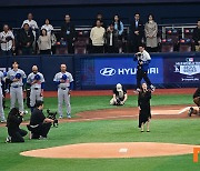 박정현, MLB 개막 서울시리즈 1차전서 미국 국가 제창 [포토엔HD]