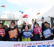 총선 요구안 담은 비행기 퍼포먼스