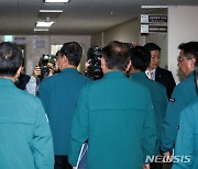 브리핑실 이동하는 한덕수 총리와 장관들