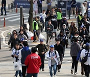 MLB 개막전, 고척돔 입장하는 야구팬들