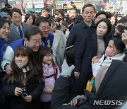 아이들과 기념촬영하는 이재명 당 대표