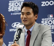 박찬호, 30년 전 MLB 데뷔전서 쓴 글러브 끼고 '개막전 시구'