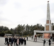 해방탑에 헌화하는 러 연해주 정부대표단