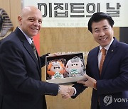 주한이집트대사와 기념품 교환하는 서강석 송파구청장