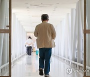 대학병원서 이동하는 의료 관계자