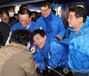 전주 시민과 악수하는 김부겸·이성윤