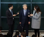 귀국 후 취재진 만난 이종섭 대사, '혐의 및 의혹' 부인