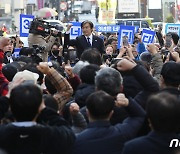 조국 '주먹 불끈 쥐고'