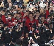 한동훈 위원장, 대구 후보자들과 함께