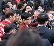 대구 시민들에 둘러 싸인 한동훈 총괄선대위원장