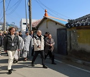 '역사 고도' 공주 찾은 유인촌 장관 "지역 문화관광 활성화 지원 검토"