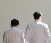 의대 교수들 “주 52시간만 진료하겠다”···정부, 다음주 전공의 면허정지 돌입