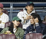 손예진♥현빈 뒤에 공유·이동욱…MLB 직관[포착]