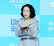 포즈 취하는 차화연