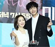 [MD포토] 지현우 '엄마 윤유선과 다정하게'