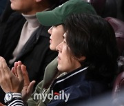 [MD포토] 현빈-손예진 부부 '한국인 메이저리거 응원해요'