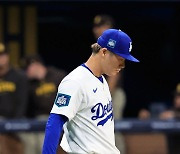 혹독한 MLB 데뷔전…다저스 야마모토 "패배에 책임감 느낀다"