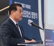 새 시대 여는 포스코…'철강맨' 장인화號 닻 올린다