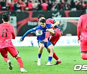 수파차이 차이뎃과 볼 다투는 김민재 [사진]