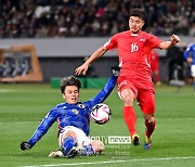 북한, 통한의 동점골 취소 → VAR 없어 항의만…일본, 전반 2분 골로 1-0 승리 '이제 평양 원정 간다'