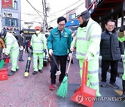 박일하 구청장, 봄맞이 거리 대청소 실시