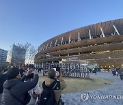 북일 축구 앞두고 기념사진 찍는 일본인들