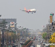 [포토] '최악의 대기오염' 치앙마이 상공에 뜬 비행기
