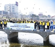 오비맥주, '세계 물의 날' 맞아 하천 정화 활동 펼쳐