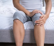 앉거나 누우면 다리가 근질근질… 불면증 부르는 '이 질환'