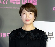 [포토] 신예리 기자, '댓글부대' 응원왔어요