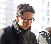 '이선균 수사정보 유출' 혐의…현직 경찰 구속영장