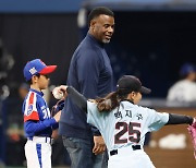 Ken Griffey Jr. makes appearance at season opening Seoul Series