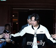 [MD포토] 최정 '팬들과 즐거운 하이파이브'