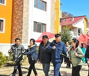 "사회주의 전야에 약동의 기상"…봄 맞은 북한 농장원들