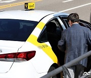 운전 중인 택시기사에 욕설하고 폭행한 50대…현행범 체포