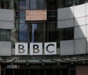 "BBC, AI 개발 계획 중…아마존과 콘텐츠 계약 논의"