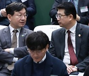 "스피커 한동훈만으로 부족"…용산 참모들, 직접 언론 출격 왜