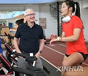 (SP)CHINA-BEIJING-CHINESE WOMEN'S RUGBY TEAM-TIM COOK-VISIT (CN)