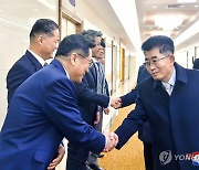 北노동당 부장 만난 中왕후닝 "북과 전략소통·전술협동 강화"(종합)