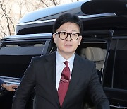 한동훈 '전국의대교수협의회 회장단 간담회장으로'