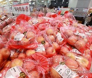 金사과에 과일가게 매출 급증…30·40은 지갑 닫았다