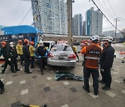 “브레이크 먹통” 부산 시내버스, 차량 3대 충돌 뒤 인도 돌진