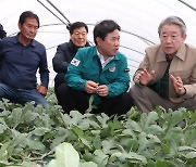 강호동 농협 회장, “일조량 부족 피해 본 수박·딸기 농가 총력 지원하겠다”