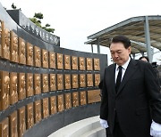 Yoon, Han show unity in remembering fallen West Sea warriors