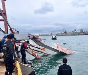울산서 크레인 무너져 바다에 추락…작업자 2명 사망